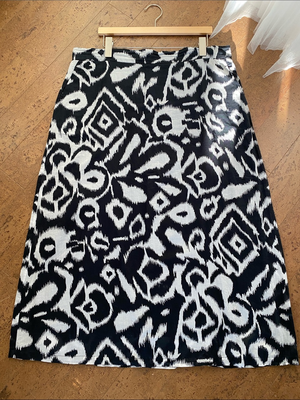 Laura Plus Black and White Abstract A-Line Skirt 100% lightweight Cotton Size 16